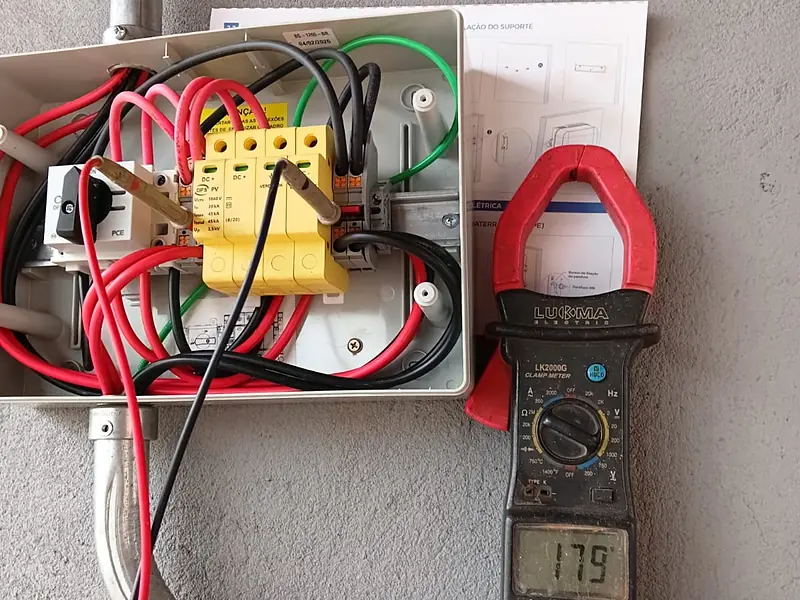 Quadro elétrico de proteção de um sistema solar, com medição feita por alicate amperímetro